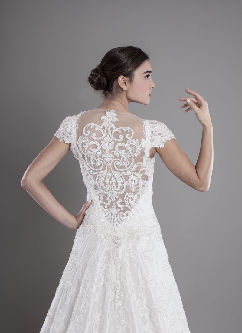 Abito-sposa-ricamo-dietro (7)