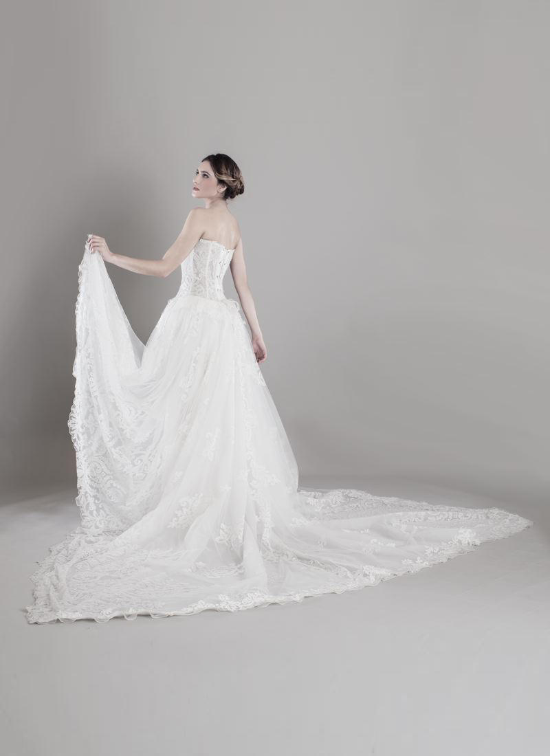 abito-sposa-con-coda-quadrata (1)