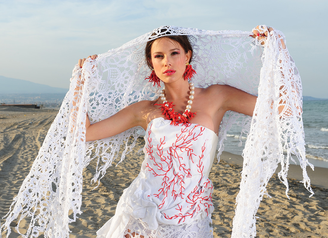 Abito da sposa con coralli Mariella Gennarino fotografato per Tutto Sposi