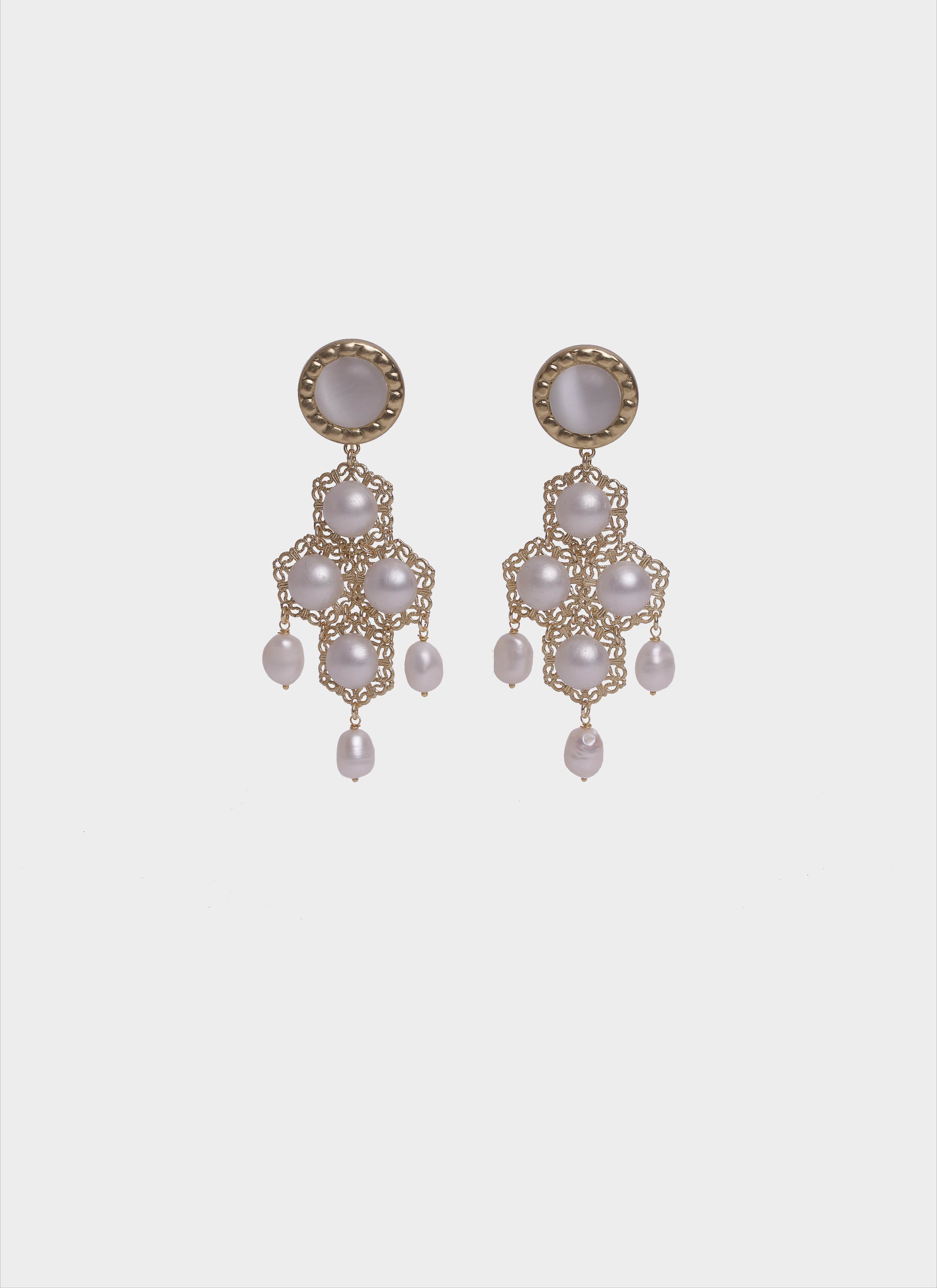 Orecchini in ottone con perle di Mariella Gennarino